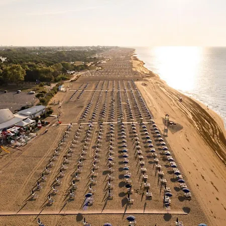 Colourful Flat With A Fenced Garden And Fireplace Apartamento