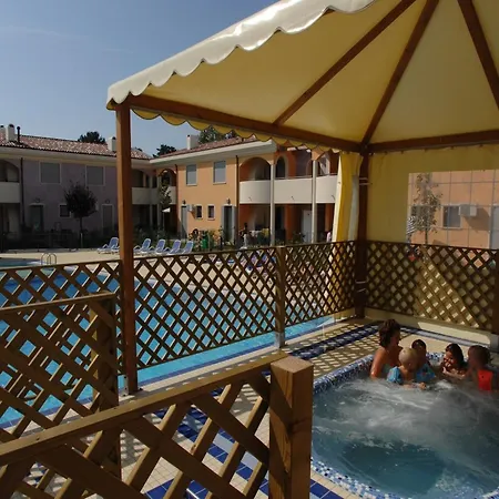 Colourful Flat With A Fenced Garden And Fireplace Apartamento Bibione