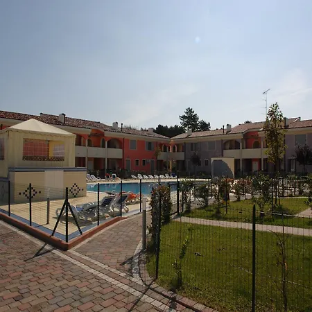 Colorful With Fenced Garden And Fireplace Daire *