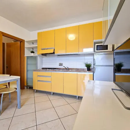 Apartment Colourful Flat With A Fenced Garden And Fireplace *