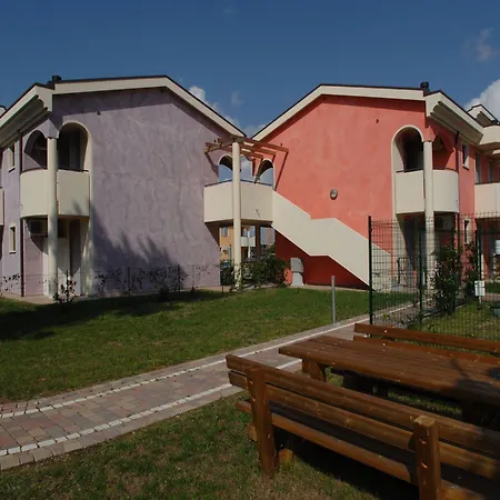 Appartement Colourful Flat With A Fenced Garden Bibione