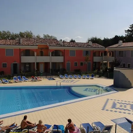 Appartement Colourful Flat With A Fenced Garden Bibione