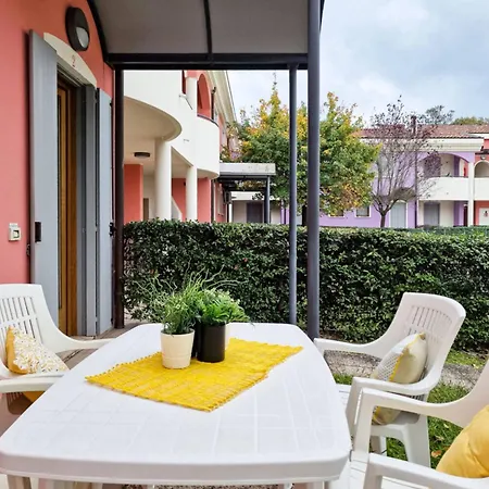 Apartamento Colourful Flat With A Fenced Garden *