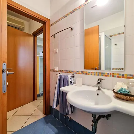 Colourful Flat With A Fenced Garden And Fireplace Апартаменти *