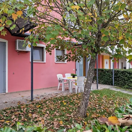 Colourful Flat With A Fenced Garden Appartamento *