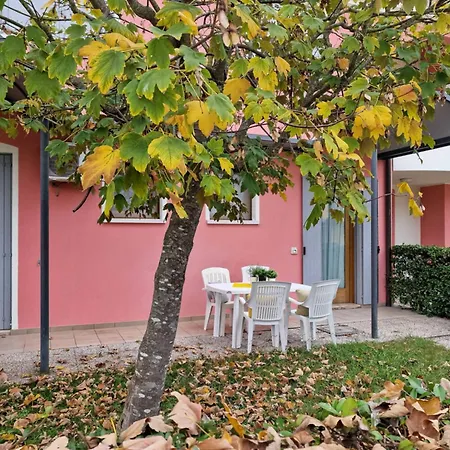 Διαμέρισμα Colourful Flat With A Fenced Garden
