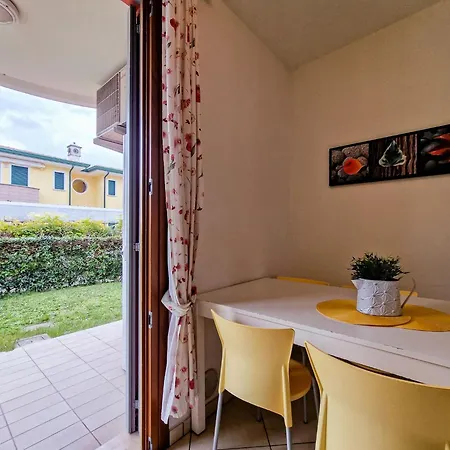 Διαμέρισμα Colourful Flat With A Fenced Garden