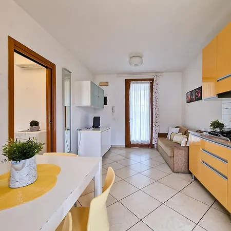 Colourful Flat With A Fenced Garden Διαμέρισμα Μπιμπιόνε