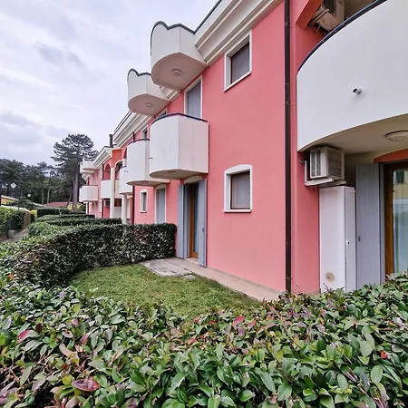 Colourful Flat With A Fenced Garden Διαμέρισμα *