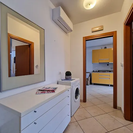 Colourful Flat With A Fenced Garden Apartment *