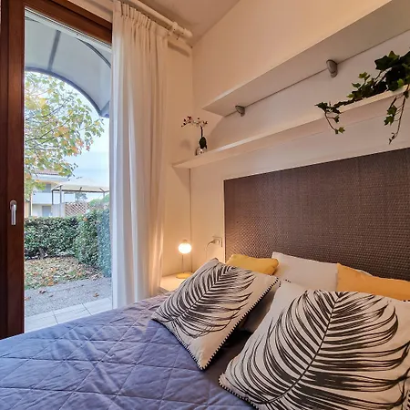 Apartment Colourful Flat With A Fenced Garden