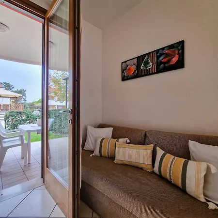 Colourful Flat With A Fenced Garden Apartment *