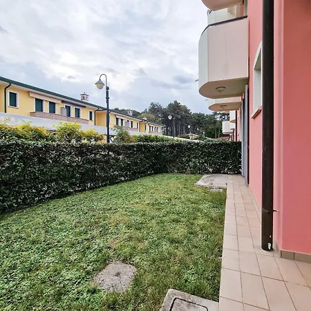 Apartment Colourful Flat With A Fenced Garden