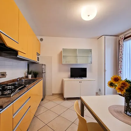 Apartment Colourful Flat With A Fenced Garden *