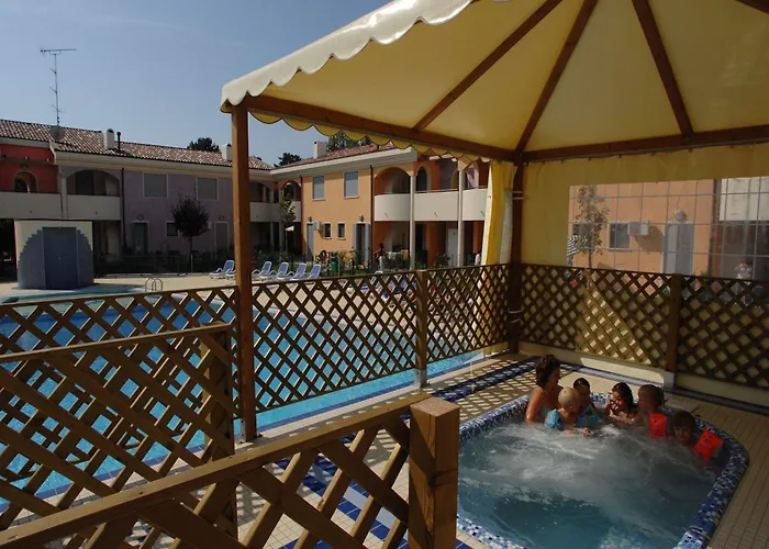 Апартаменти Colourful Flat With A Fenced Garden And Fireplace