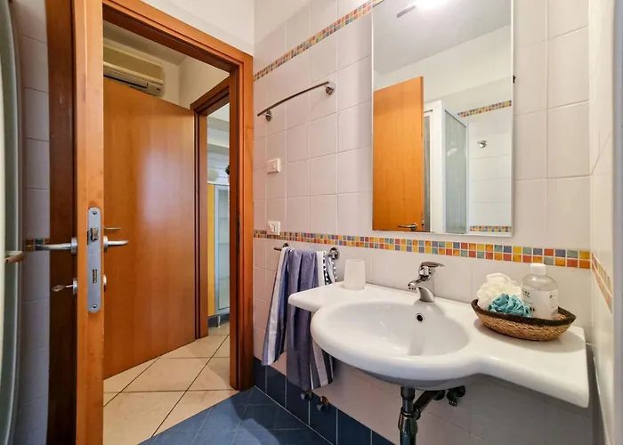 Colourful Flat With A Fenced Garden And Fireplace Апартаменти *