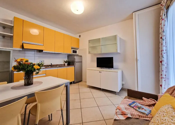 Colourful Flat With A Fenced Garden And Fireplace Апартаменти Бібіоне