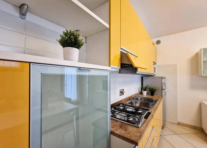 Colourful Flat With A Fenced Garden And Fireplace Апартаменти *