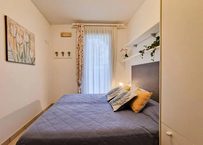 Апартаменти Colourful Flat With A Fenced Garden And Fireplace Бібіоне