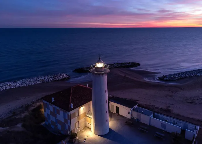 Апартаменти Colourful Flat With A Fenced Garden And Fireplace